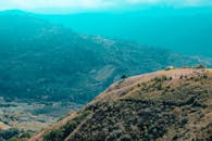 风景如画的乡村、连绵起伏的丘陵和湛蓝的天空，是自然爱好者的理想选择