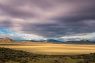 爱达荷州希尔市的风景秀丽沙漠景观与戏剧性的云层覆盖，形成了鲜明的视觉对比