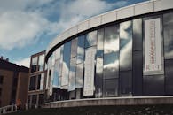 现代城市建筑以其玻璃立面映照着天空，展现了当代建筑的风貌