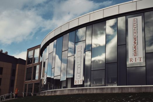 现代城市建筑以其玻璃立面映照着天空，展现了当代建筑的风貌