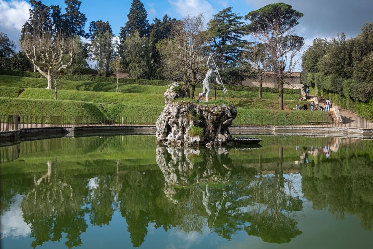 Statuia lui Neptun reflectata in bazinul din Boboli