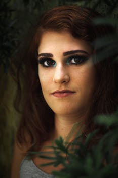 树叶中，一位浓妆艳抹的女人肖像，迷人且富有戏剧性