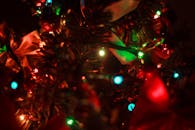 一棵装饰精美的圣诞树特写，上面挂满了色彩鲜艳的串灯