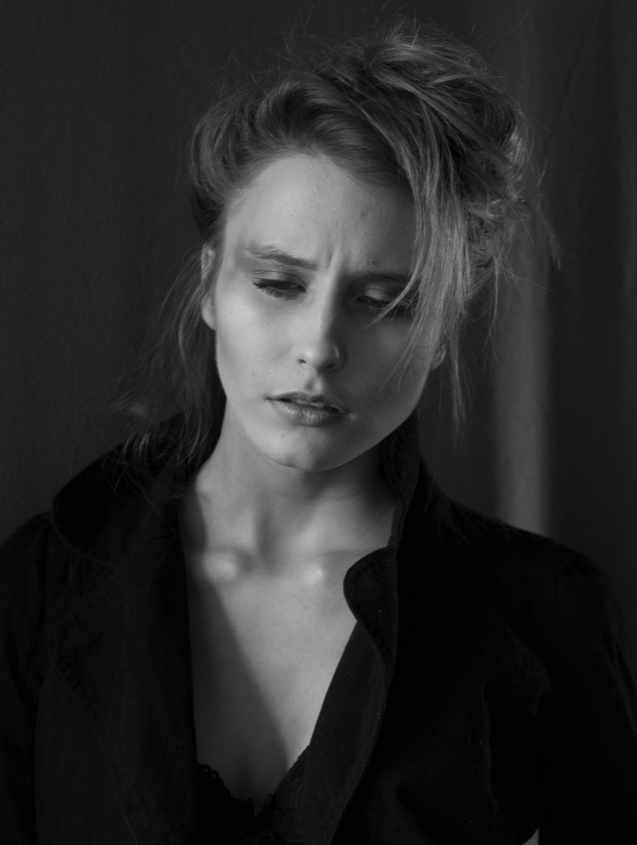 A black and white photo of a woman with her eyes closed · Free Stock Photo