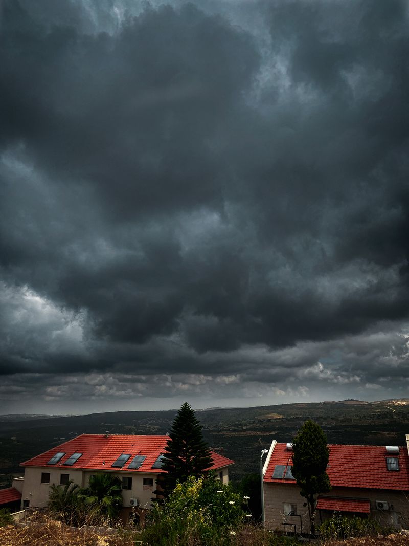 ciel de tempête au-dessus de toitures dans le Nord