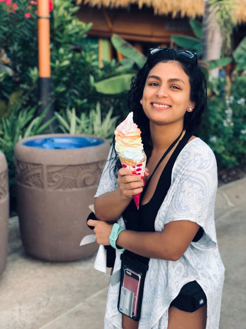 Женщина, держащая конус мороженого