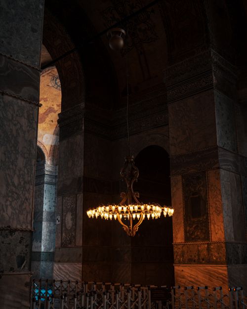 Free Chandelier illuminating the intricate interior of Hagia Sophia in Istanbul, Türkiye. Stock Photo