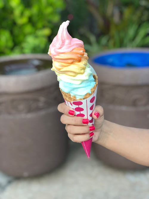 Fotografía De Enfoque Selectivo De Persona Sosteniendo Un Helado