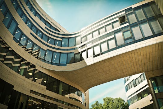 在阳光明媚的城市环境中，现代建筑的玻璃反射呈现出低角度视图