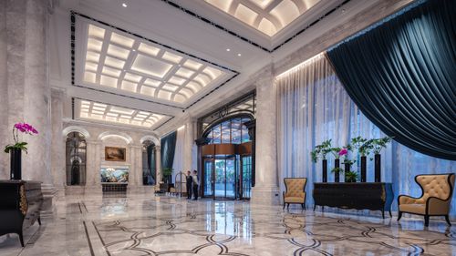 Free Elegant hotel lobby with high ceilings, marble floors, and opulent decor. Stock Photo
