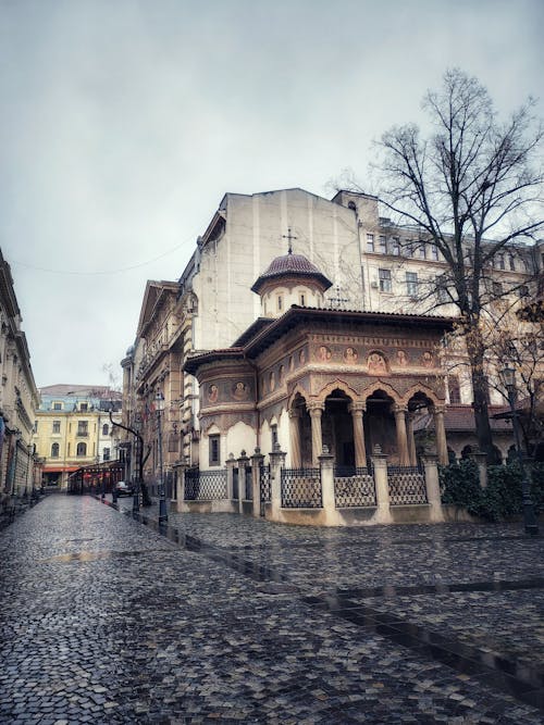 Darmowe zdjęcie z galerii z architektura, bukareszt, deszcz