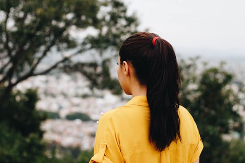 Photo De Femme Portant Du Jaune