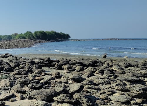 бесплатная Бесплатное стоковое фото с береговая линия, каменистый пляж, камни Стоковое фото