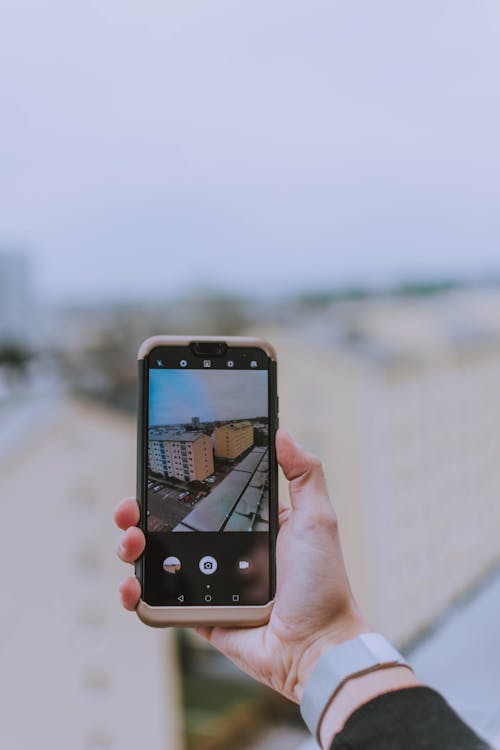 建物の写真を撮る人\