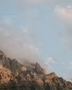 岩石山峰在多云天空下令人惊叹，映照出大自然的美丽