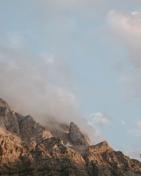 岩石山峰在多云天空下令人惊叹，映照出大自然的美丽