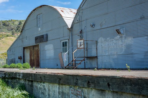 Foto d'estoc gratuïta de abandonat, exterior d'un edifici, ferro corrugat