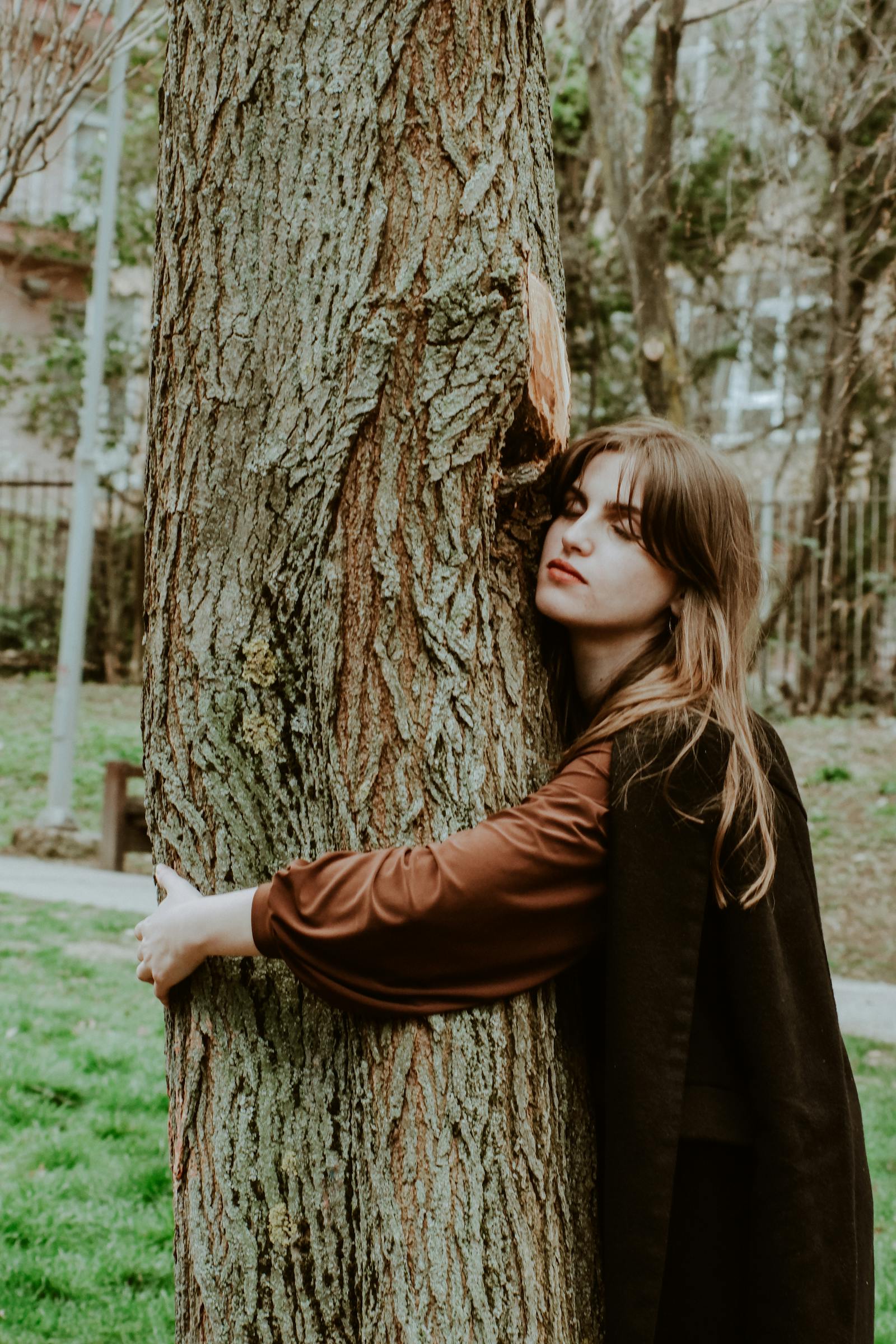 1.041.079+ Fotos y Imágenes de Mujer abrazando arbol Gratis · Banco de ...