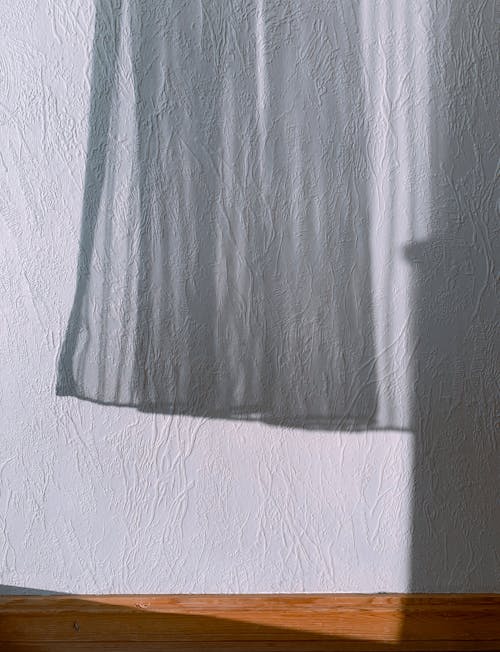 Gratis lagerfoto af gardiner, halvgennemsigtig, hvid væg