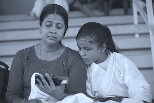 Ilmainen kuvapankkikuva tunnisteilla äiti ja tytär, digitaalinen tabletti, intialainen äiti