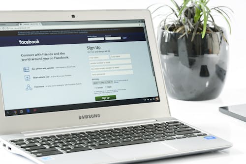 Weißer Samsung Laptop Computer In Der Nähe Der Schwarzen Keramik Pflanzenvase