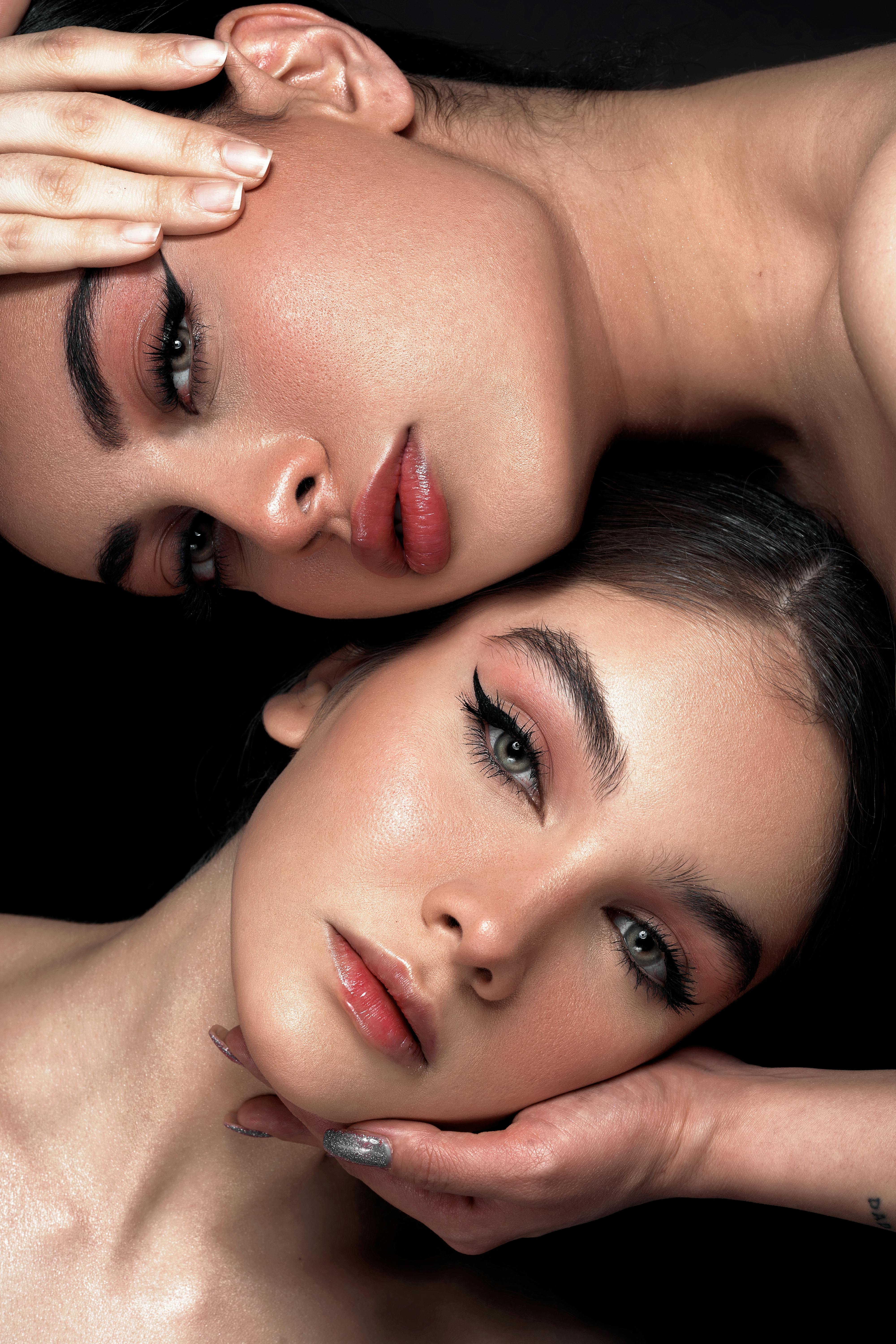 两个女人拥抱的艺术特写，展示了美丽和亲密