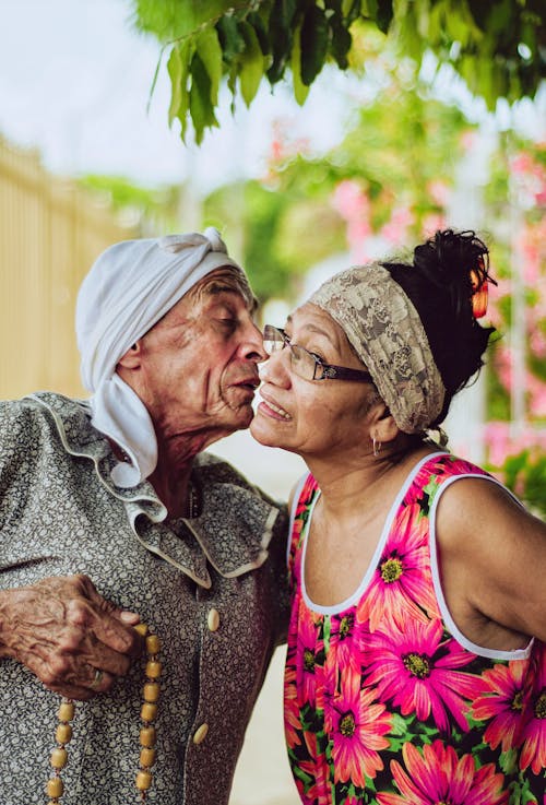 Fotos de stock gratuitas de anciano, besando, caras