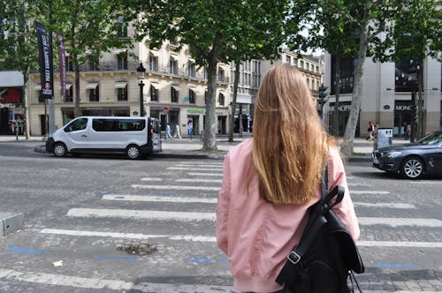 Základová fotografie zdarma na téma batoh, blond, chůze