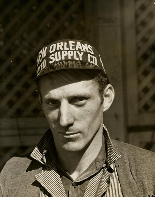 뉴 올리언스 공급 모자를 쓰고 남자의 흑백 사진