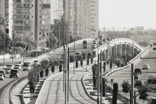 Základová fotografie zdarma na téma auta, budovy, elektrické stožáry