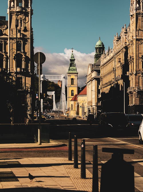 Una Piazza Di Budapest