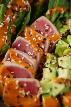 Saumon grillé avec salsa d'avocat et riz brun