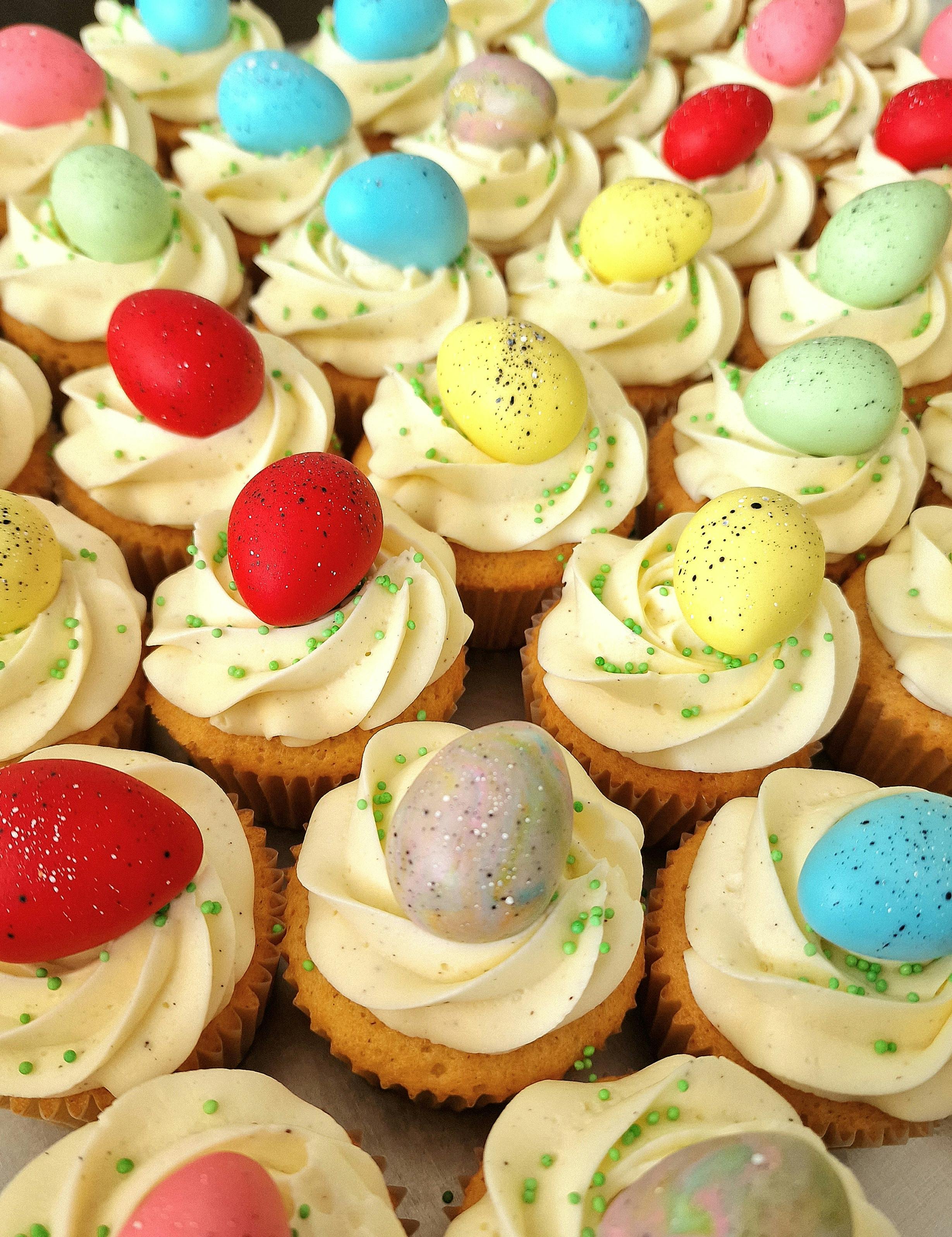 Free Vibrant Easter cupcakes topped with decorative eggs, perfect for festive celebrations. Stock Photo