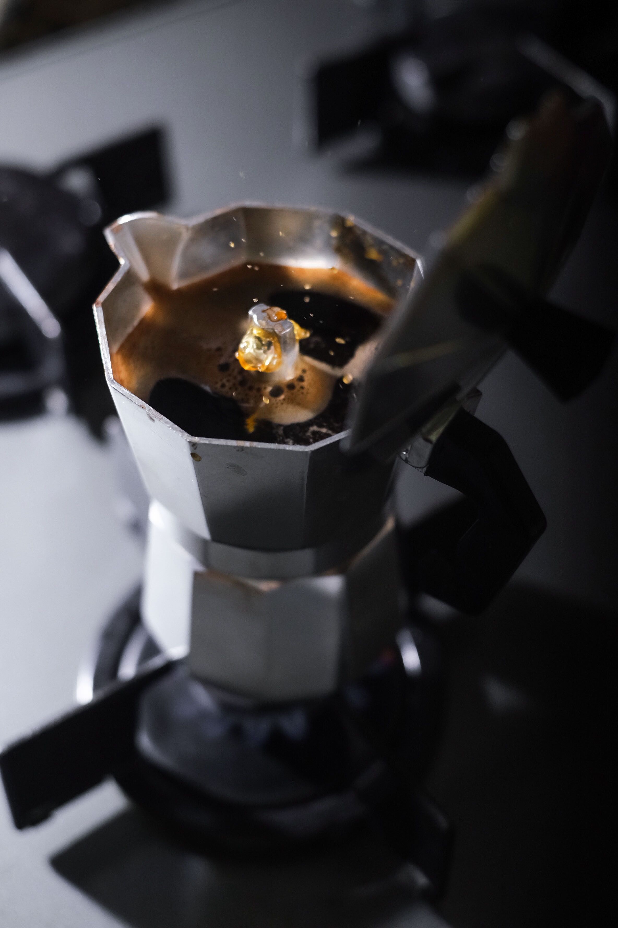 Primer Plano De La Preparación De Café En Una Tetera · Foto de stock ...