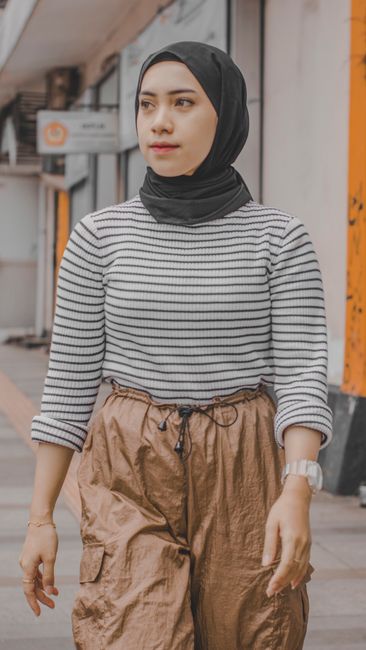 Black and white stripes with brown trousers, comfy enough for the whole day 🤎
#dailylook #white #hijab #pants