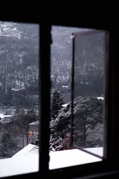 透过窗户欣赏土耳其伊斯坦布尔的宁静冬季场景，窗外是被雪覆盖的树木。 - 相关推荐
