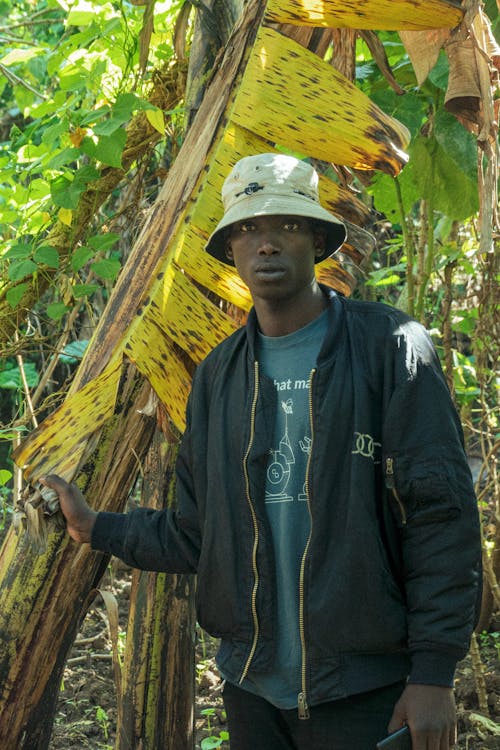 Kostnadsfri bild av afrikansk man, blad, bomberjacka