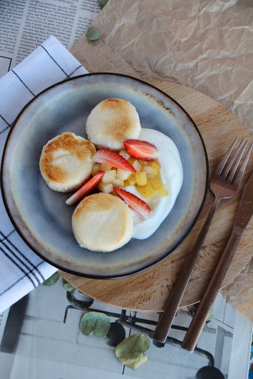 Pancakes with Yogurt and Fruit 