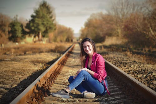 Photos gratuites de belle femme, chemin de fer, être assis