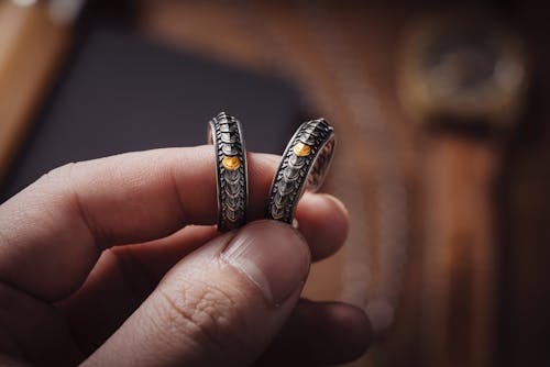 Darmowe zdjęcie z galerii z biżuteria, palec, pierścienie