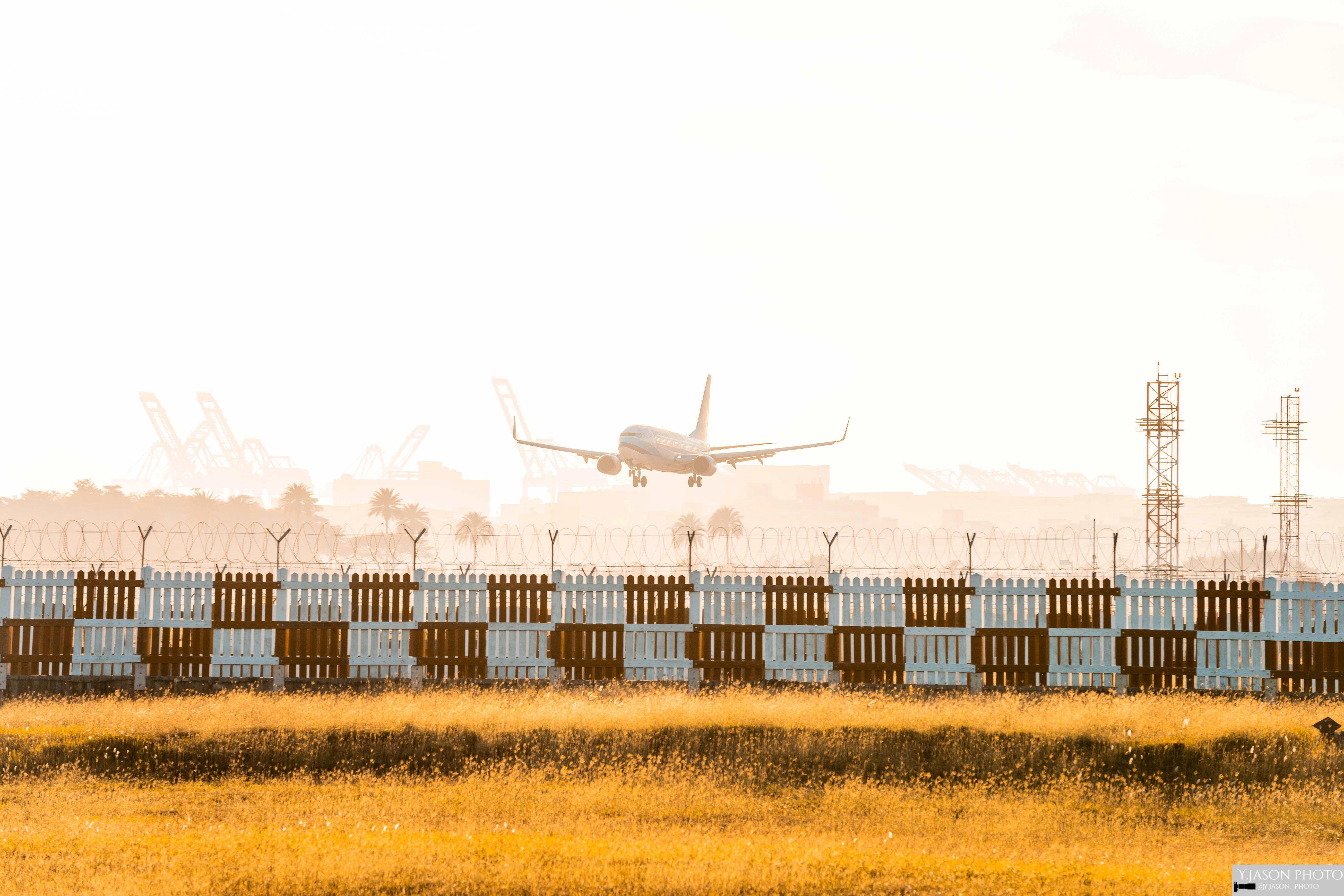 Considering Delta SkyMiles Gold AmEx? Look at General Travel Cards, Too — Photo by 鈞 07黃義 on Pexels