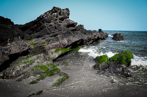 bezplatná Základová fotografie zdarma na téma kameny, moře, pláž Základová fotografie