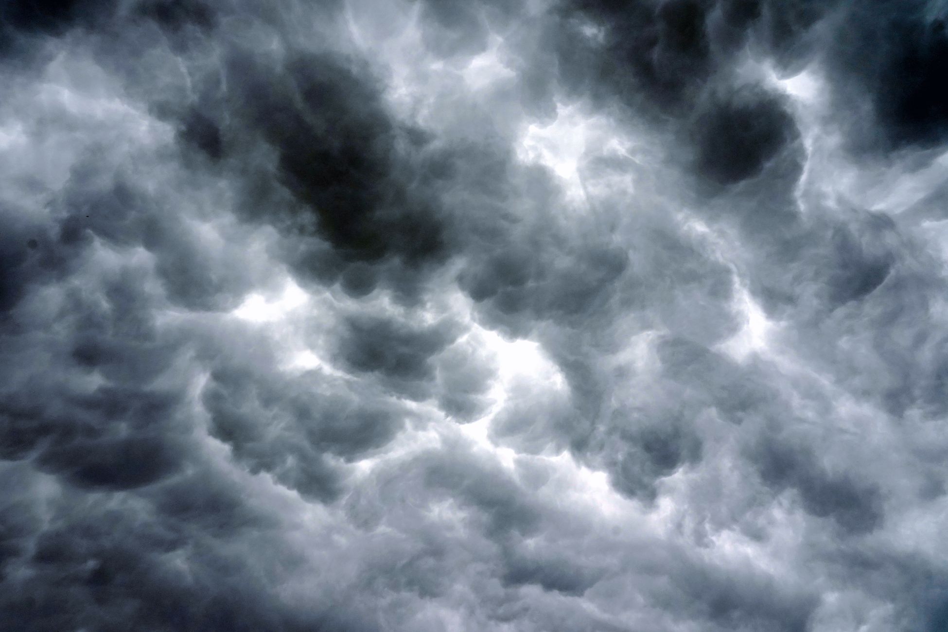KNMI waarschuwt voor zwaar weer met regen, onweer en hagel