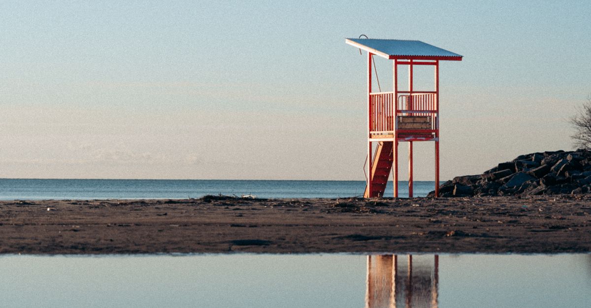 Lifeguard Building Water and Lifeguard Tower on Beach behind · Free Stock Photo