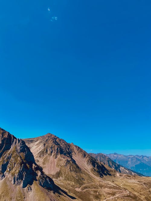 Fotos de stock gratuitas de cerros, cielo azul, cielo limpio