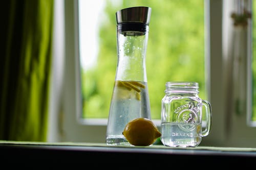 Flacher Fokus Fotografie Der Gelben Zitrone Nahe Glas Einmachglas Und Glasdekanter