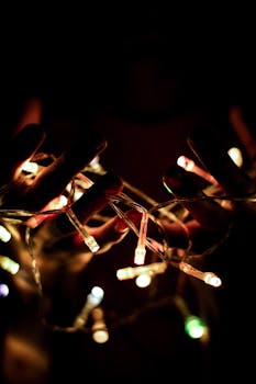 手持圣诞灯的手部特写，非常适合节日主题