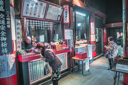 Gratis Orang Menampilkan Warung Makanan Jepang Foto Stok