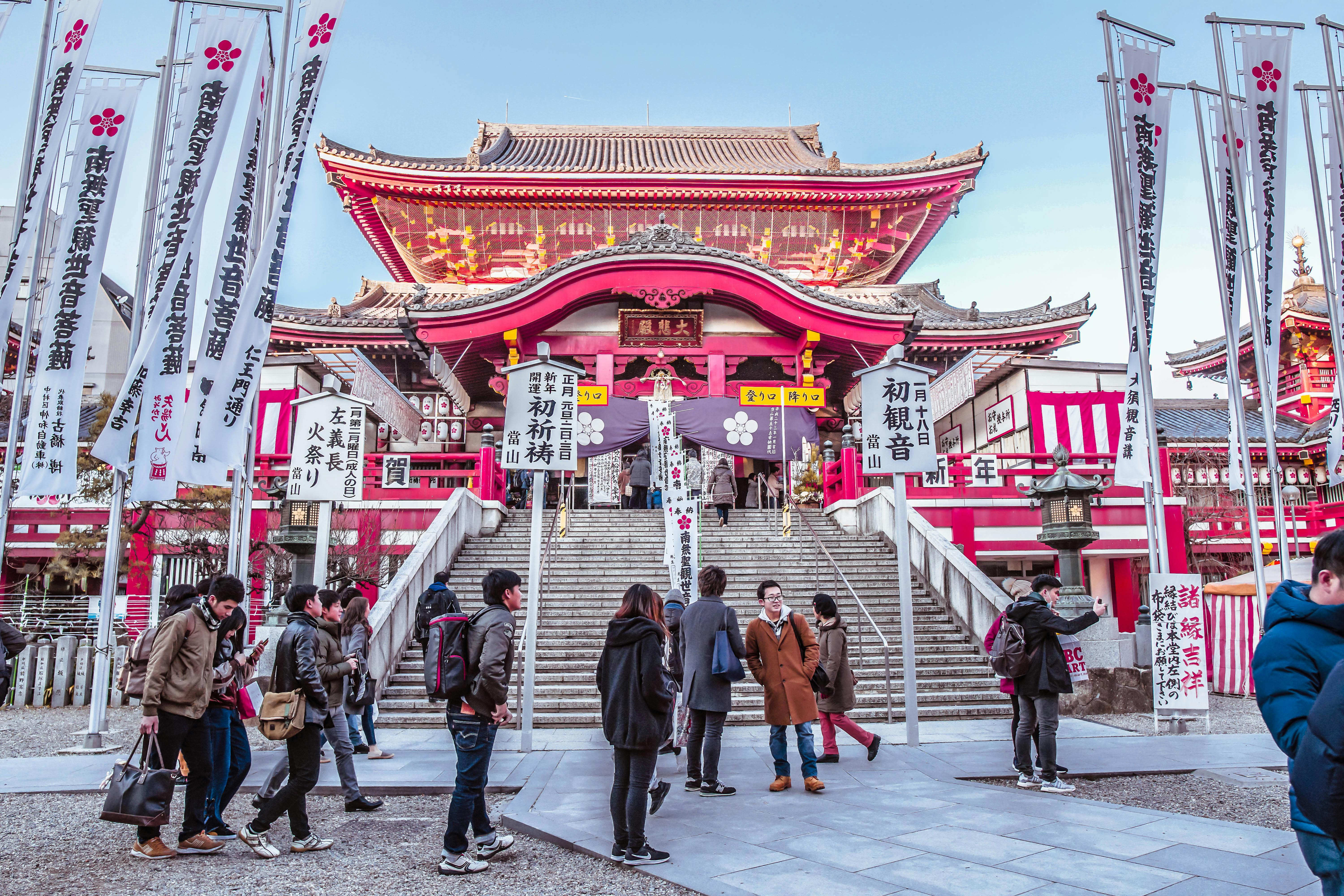 冬日里，日本寺庙里游客和当地人聚集在一起，热闹非凡