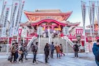 冬日里，日本寺庙里游客和当地人聚集在一起，热闹非凡